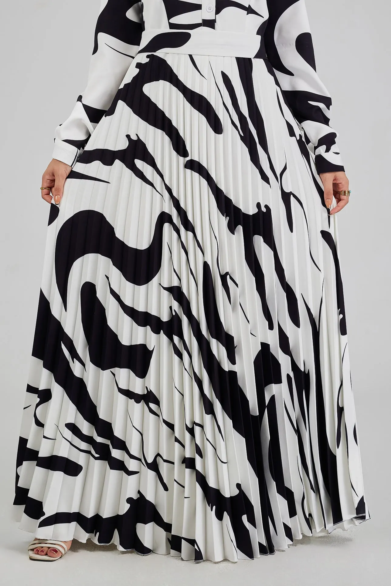 Samira Monochrome Brushstroke Print Pleated Maxi Dress